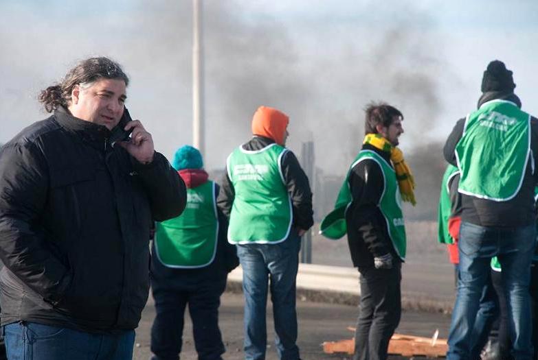 Alejandro Garzón, Secretario General de ATE Santa Cruz (izq.) en uno de los piquetes en las rutas de Santa Cruz.