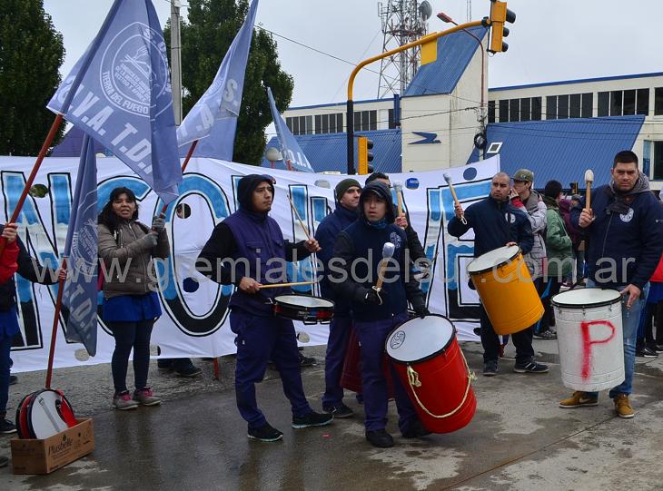 Trabajadores textiles paralizan sus actividades desde las 13 de este martes 22, y movilizan hacia la Plaza de las Américas. 