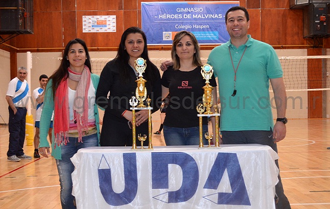 Los principales colaboradores de la organización del torneo de vóley de la UDA. 