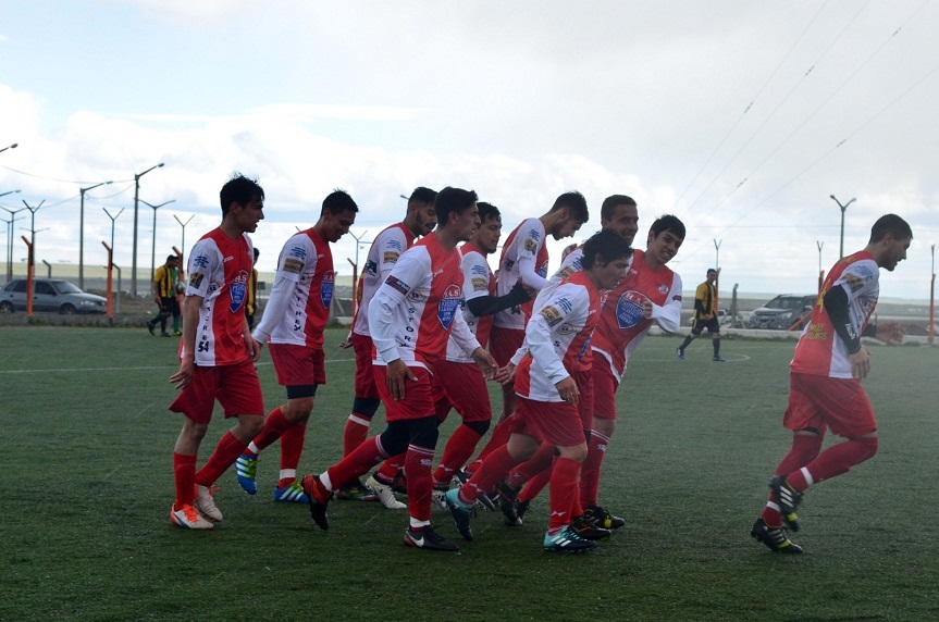 Los jugadores de Petroquímico festejando el gol olímpico convertido por José Escalante en el partido ante Deportivo Norte.  