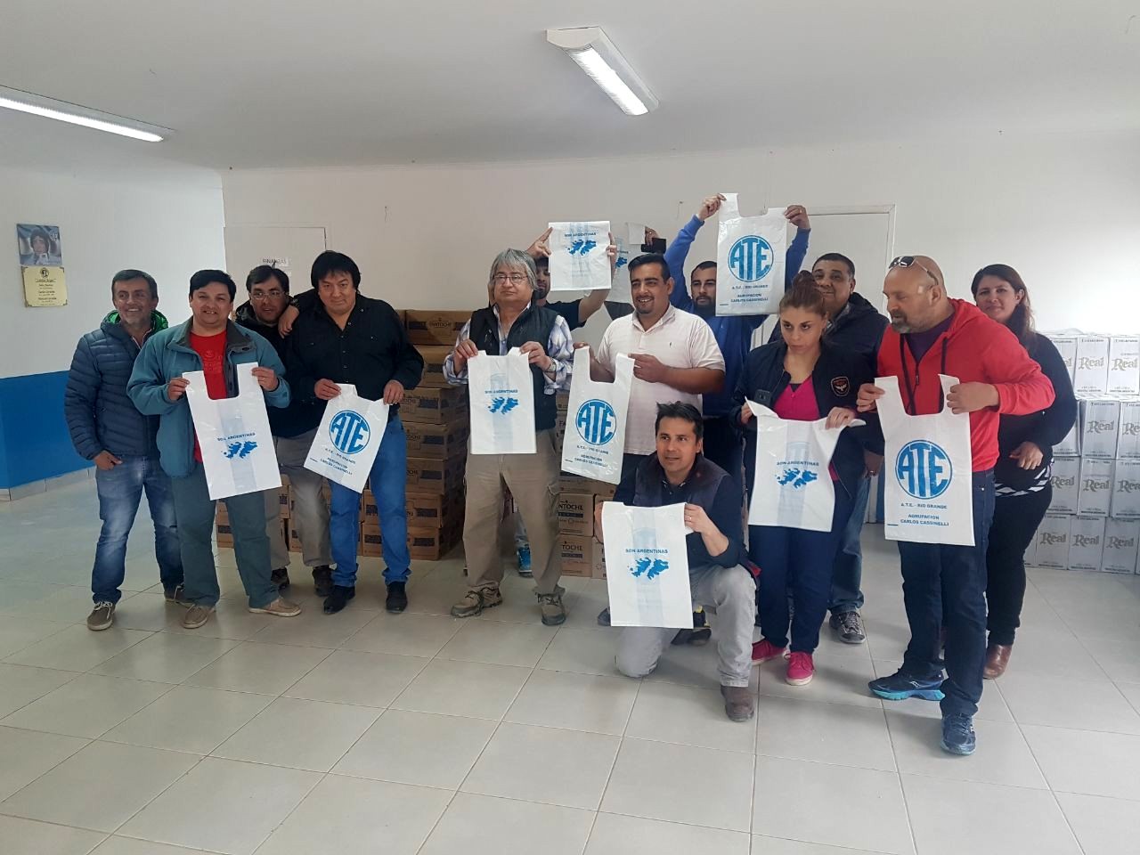 Dirigentes de ATE Río Grande colaboraron con sus pares de Tolhuin en la presentación de las bolsas navideñas.