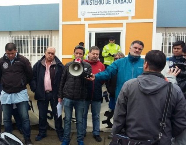 Los metalúrgicos se manifestaron este viernes frente al Ministerio de Trabajo  de la Provincia, teniendo en cuenta que solo tienen una versión de que el resto de los salarios los percibirían el 19 o 20. 