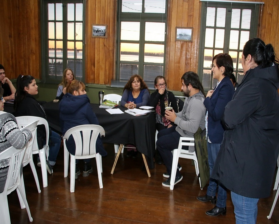 Los “Bachilleratos Populares” se implementaron en Río Grande gracias a un convenio suscrito entre el Municipio, el sindicato docente SUTEF y la Red de Investigadores y Organizaciones Sociales de América Latina (RIOSAL). 