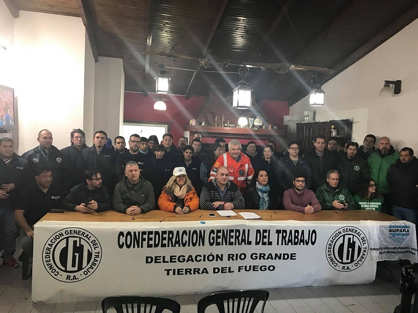 En la sede de SETIA, el Secretario General, Mariano Tejeda, leyó un comunicado refrendado por las entidades sindicales que conforman la Regional local de la CGT. Foto: Facebook Silvia Gomis.