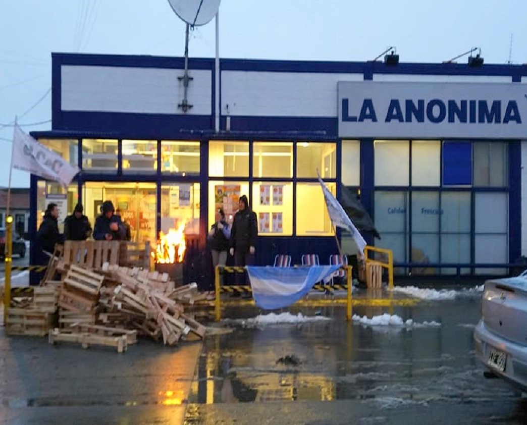 “Si el gremio no hubiera tomado medidas para frenarlos, los despidos hubieran empezado hace más de un año atrás”, dijo Daniel Rivarola, respecto a la situación en supermercados La Anónima.