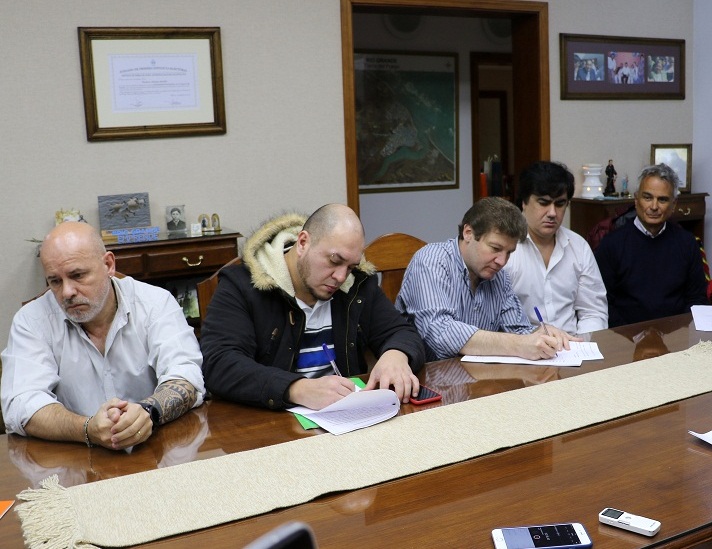 “Es un gesto muy importante el que está teniendo la Municipalidad, justamente, al pedir que se derogue este decreto que va en contra al derecho de seguir viviendo en Tierra del Fuego”, destacó Mariano Tejeda. Foto: Prensa MRG.