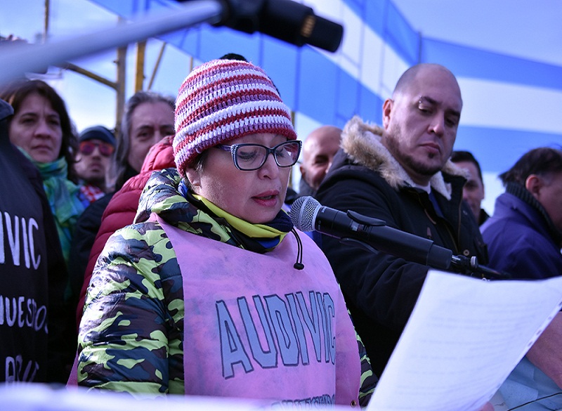 “Sería bueno que nos escuche, somos habitantes de esta provincia, somos trabajadores, sin nuestros sueldos y sin saber si vamos a seguir trabajando”, dijo Carina Rial refiriéndose a la Gobernadora Bertone. Foto: Prensa CGT.