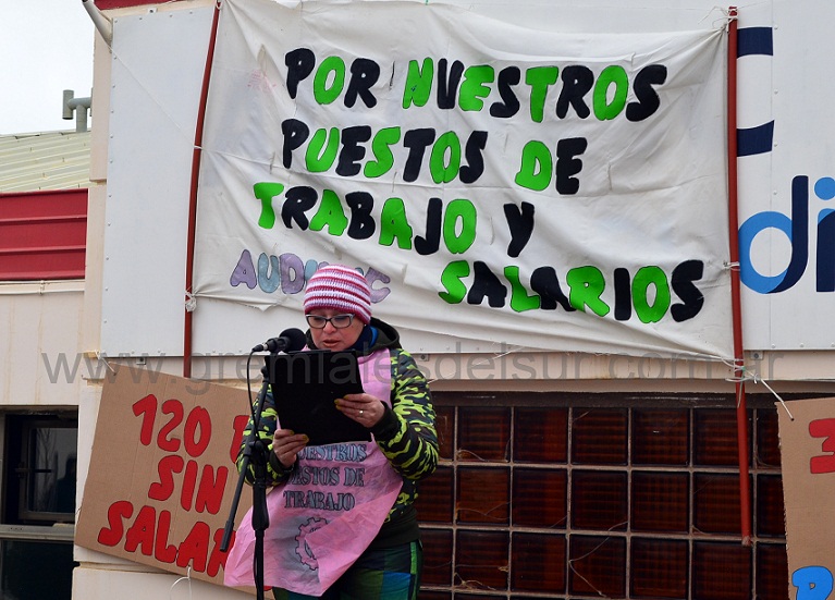 “Son momentos muy difíciles, pero estamos convencidos que lo único que nos va a llevar a una solución es la unidad nuestra y de toda la comunidad”, expresó Carina Rial. 