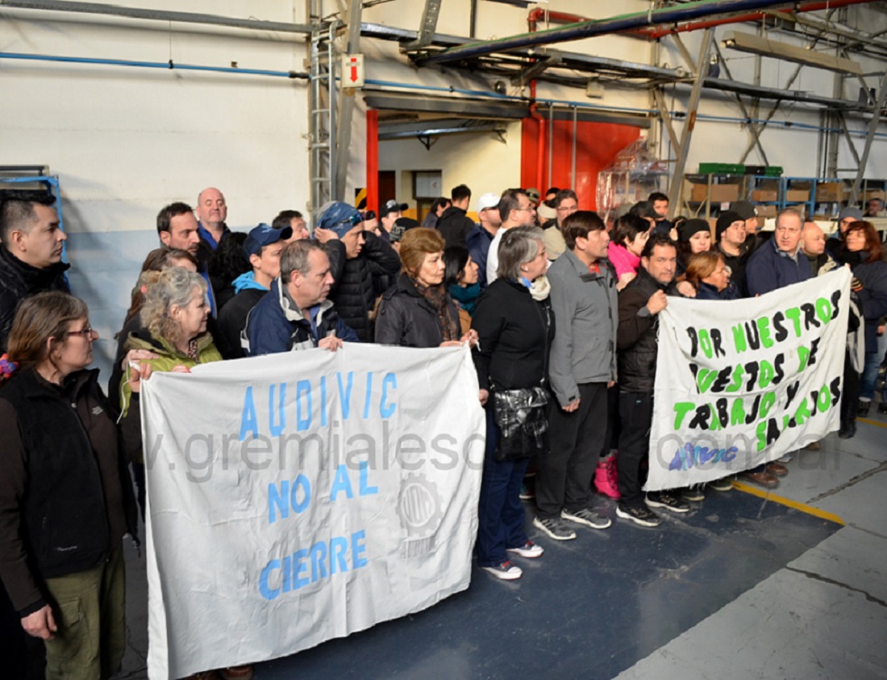 50 metros separan el ingreso a la planta de AUDIVIC de la ruta nacional N° 3, 50 metros que Bertone nunca quiso recorrer para dialogar con los trabajadores, a pesar de los innumerables pedidos hechos por los mismos.  