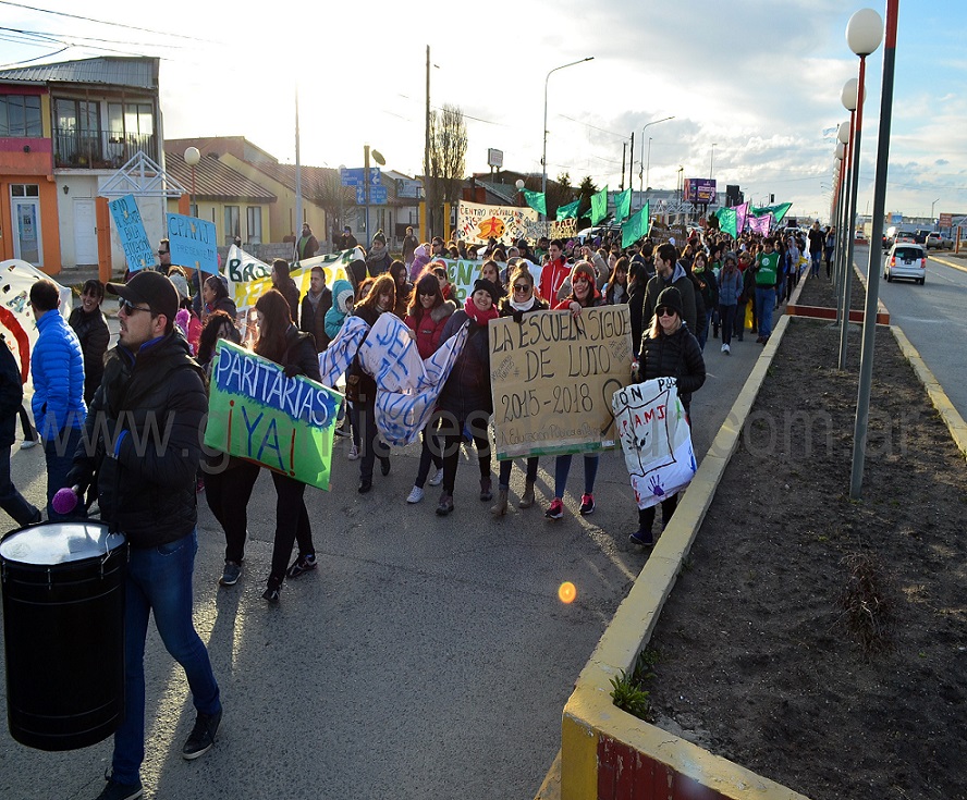 La concentración, mayoritariamente de docentes, y trabajadores estatales, se dio en la rotonda de la Plaza de la Américas a las 18:30 horas, para luego marchar hasta la céntrica esquina de San Martín y Belgrano.  