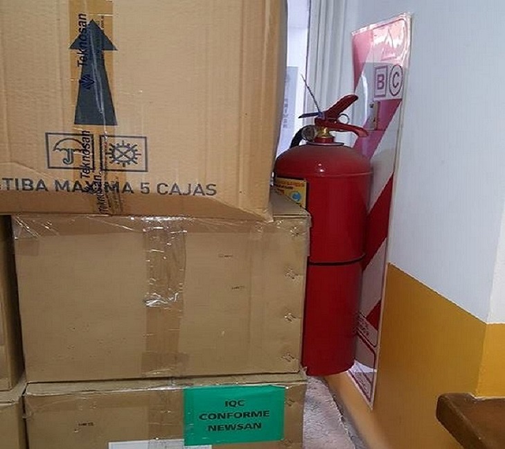 Matafuegos obstruidos para ser utilizados ante una emergencia.
