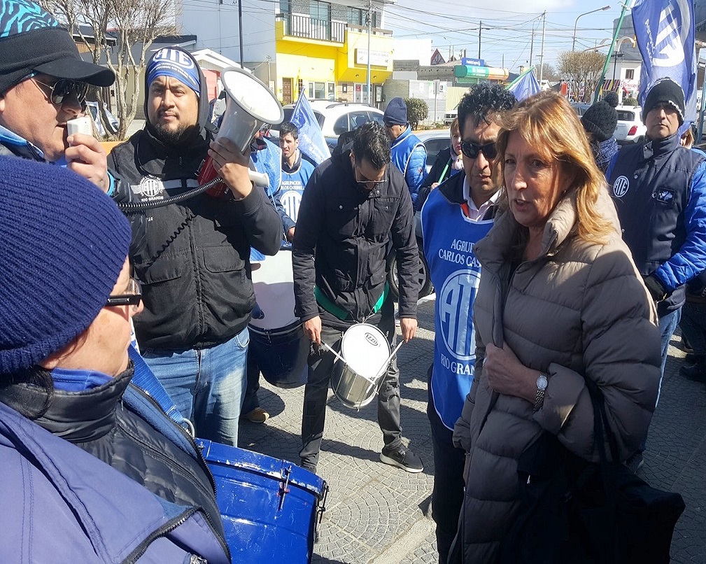 ATE fue a las dependencias de OSEF con el objetivo de ser recibidos por la Presidenta del Organismo, Liliana Conti. Al arribo, la funcionaria debió enfrentar el reclamo de ATE en las puertas de la obra social. Fotos: Prensa ATE Río Grande.