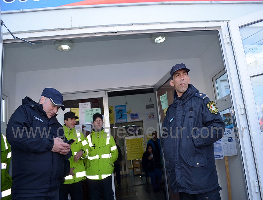 La jornada del viernes comenzó con una fuerte presencia de personal policial en la puerta de acceso a la Delegación Río Grande de la OSEF, lo que obligó a que ATE no pudiera manifestarse en el interior del edificio.