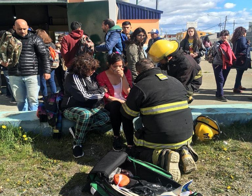 Sobre la intersección de las calles Prefectura Naval Argentina y Santa Rosa, fueron asistidas dos alumnas, mientras que una tercera fue trasladada al nosocomio local por parte de sus progenitores. Fotos: Gentiliza P. Risso.
