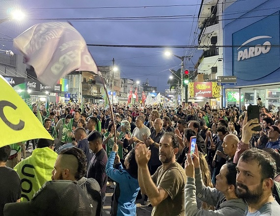 Multitudinaria movilización en Río Tercero en rechazo a los despidos en Petroquímica