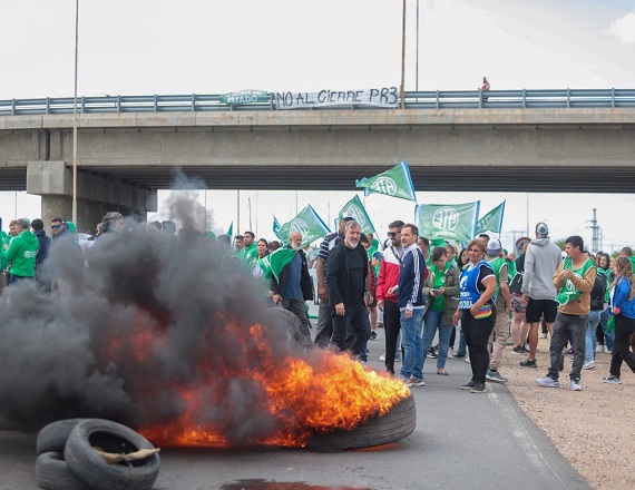 ATE realiza un corte de ruta en Córdoba en defensa de la Fábrica Militar 