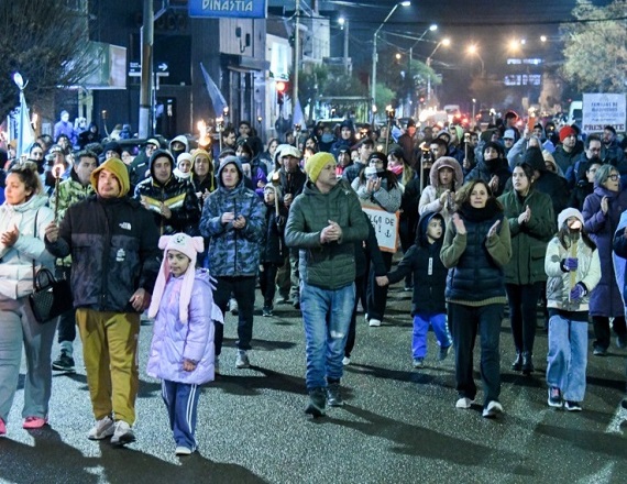 Marcha de antorchas de los marineros de Puerto Madryn 