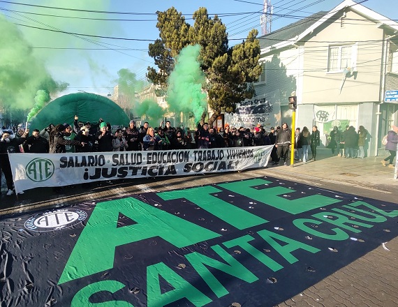 ATE denunció el ajuste a la administración pública en Santa Cruz con carpa y olla popular