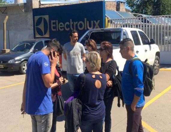Electrolux aplicó un plan de 400 suspensiones rotativas en Rosario