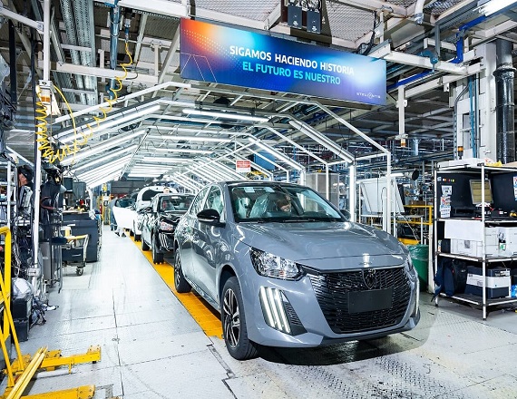 Fabricante de automóviles frena producción por un mes por la caída de ventas