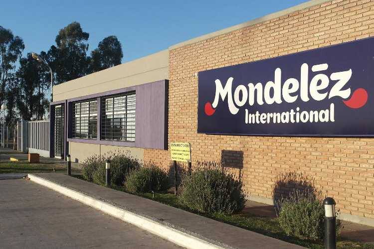 Mondelez anticipa vacaciones y paraliza su producción