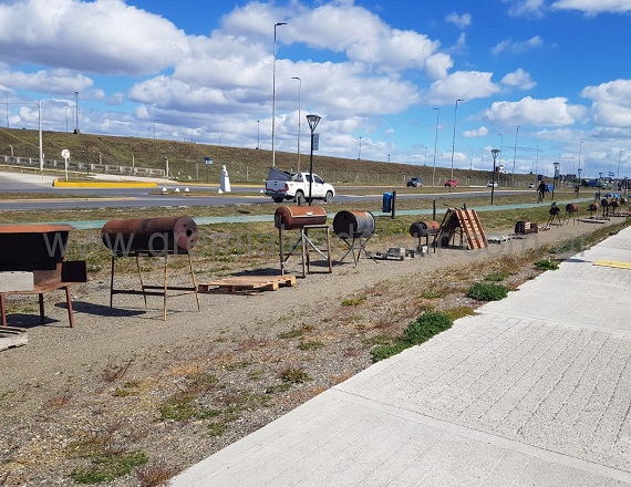 Ya se ubicaron más de 50 puestos de venta ambulatoria para el Encendido de Arbolito