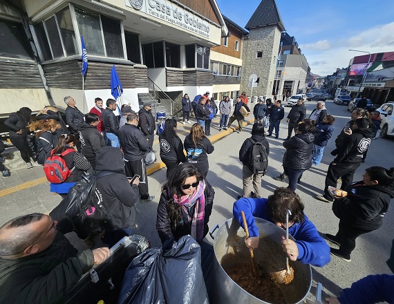 Estatales marchan a Casa de Gobierno en Ushuaia