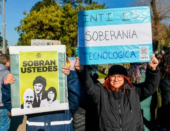 Represión y anuncio de despidos en el INTI 