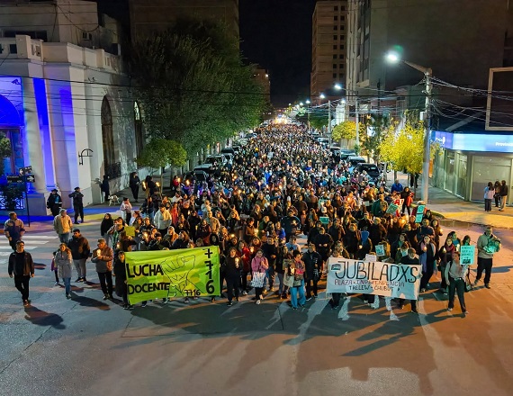 Masivas marchas de antorchas en la provincia de Chubut 