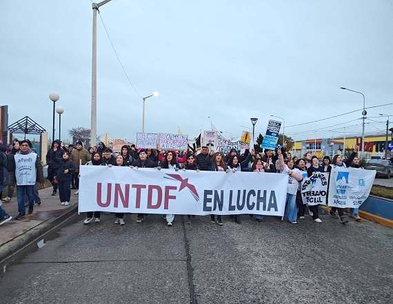 Multitudinaria Marcha Federal Universitaria en Tierra del Fuego