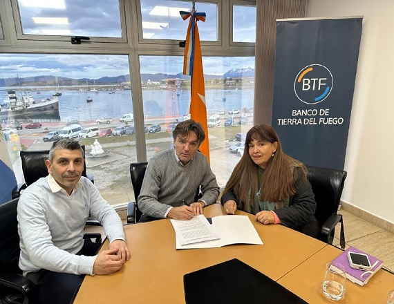 Firman convenio de financiamiento para obras de infraestructura básica 