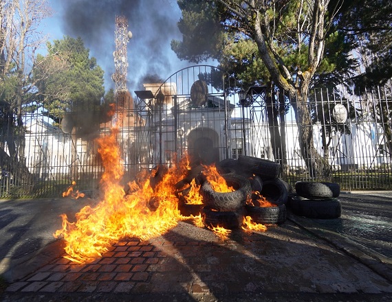 Quemaron cubiertas frente a la Casa de Gobierno de Santa Cruz 
