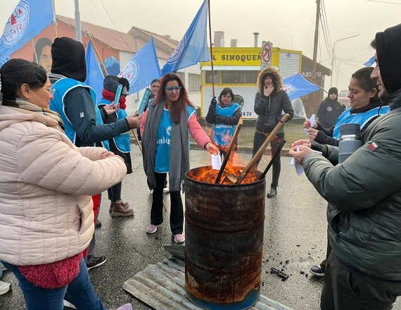 Como señal de protesta, trabajadores del Hospital de Río Grande quemaron sus recibos de sueldo 