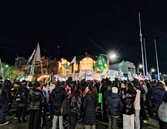 Noche de bocinazos y marchas en San Cruz