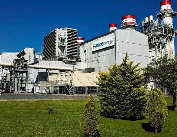 Pampa Energía detuvo una línea de producción que empleaba 130 operarios