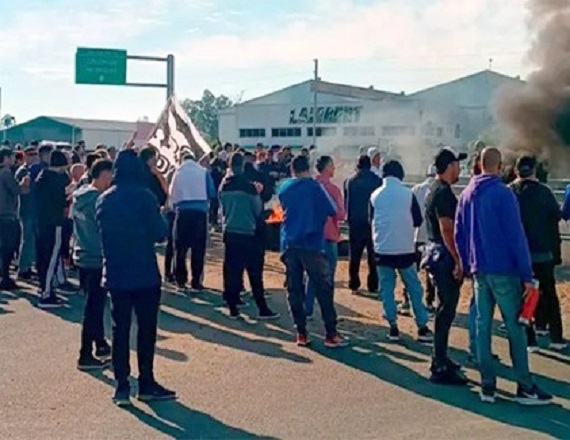 Trabajadores despedidos de Granja Tres Arroyos acampan en la planta de Pilar