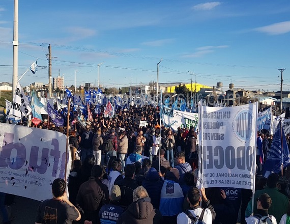 Masiva Marcha Federal Universitaria en Río Grande