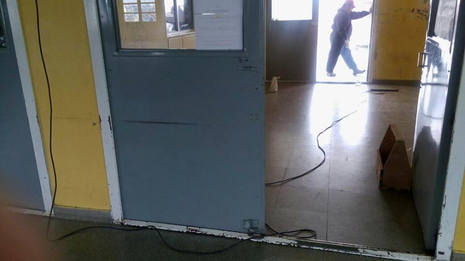 Puertas de acceso al Colegio Alicia Moreau de Justo, jueves 16 de febrero de 2016. Foto: Prensa SUTEF Río Grande.