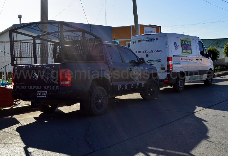 Un micro y camioneta de Servicios Especiales, mas dos móviles, se apostaron en el Ministerio de Trabajo de Río Grande.  