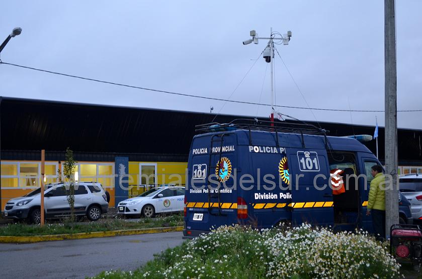 Sistema de video vigilancia montado por la policía de Tierra del Fuego frente a la Escuela Nº 46 de Río Grande.