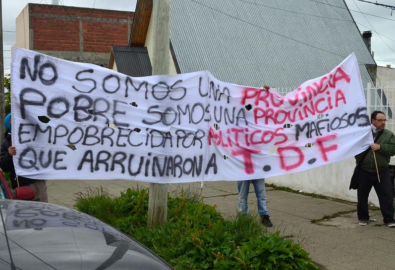 Contratados de BGH se manifestaron en el Ministerio de Trabajo de la provincia en Río Grande. 