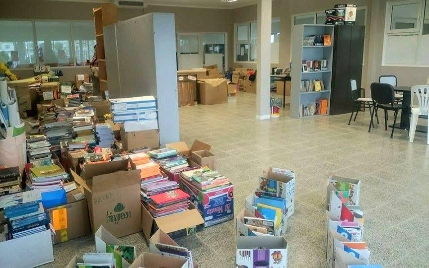 Cajas con libros en el piso de un salón del Instituto Freire. Foto: elfueguino.com.ar.