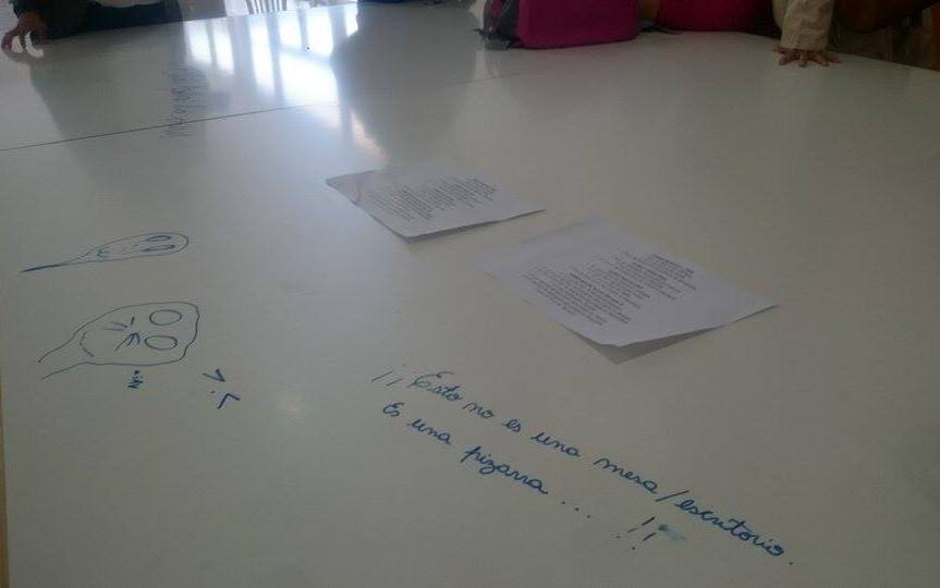 Una pizarra usada como mesa en el IPES de Río Grande. Foto: elfueguino.com.ar.