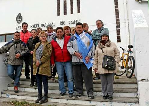 Vecinos de Río Grande se autoconvocaron en la explanada de Radio Nacional Río Grande, para pedir que se “restituya” la programación local en la señal de Amplitud Modulada. Foto: Jorge D. Flores.