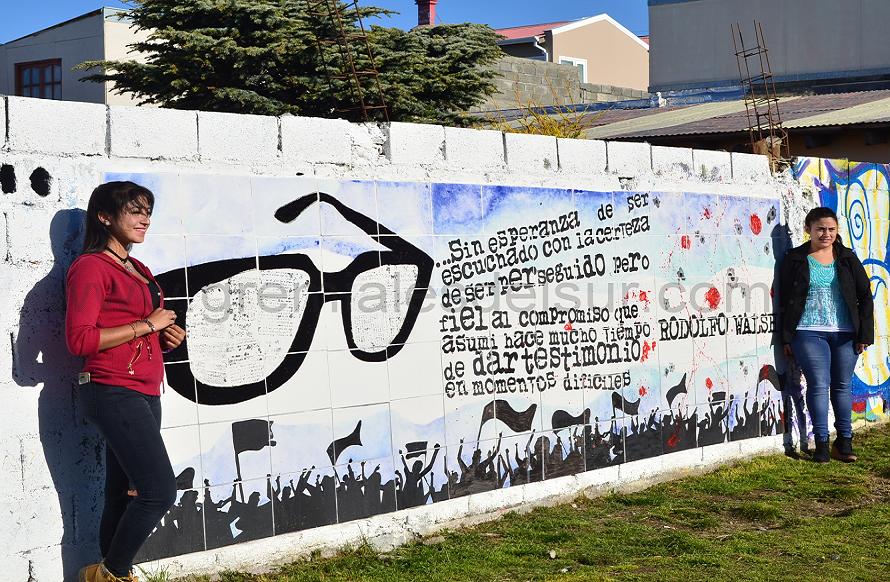 Las estudiantes Maribel Céspedes y Martina Gómez, junto a la Profesora Romina Martínez fueron las responsables de la obra.