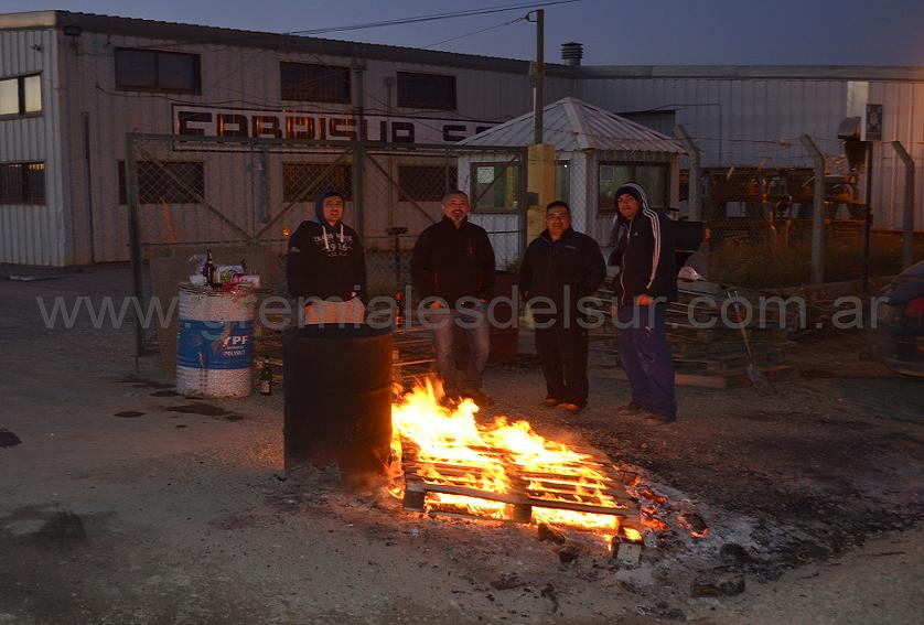 En la empresa FABRISUR de Río Grande se manifiesta otro grupo de trabajadores textiles. 