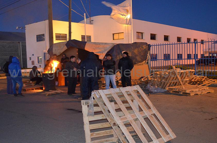 En FAPESA también hay piquete de trabajadores metalúrgicos.