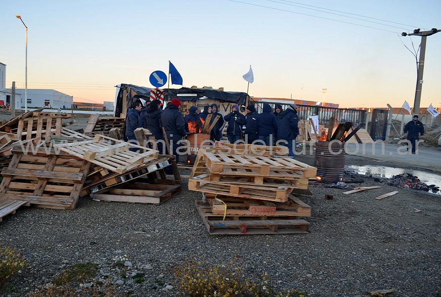 Piquete de trabajadores metalúrgicos en la empresa Carrier. 