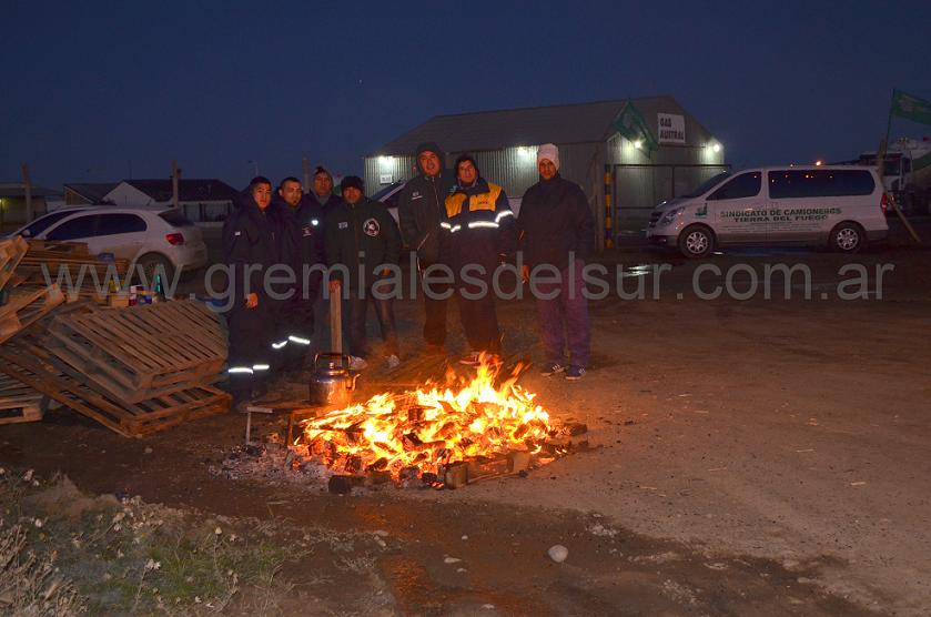 Trabajadores de Camioneros en el piquete en la empresa Gas Austral.