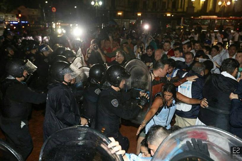 SUTEF repudia la represión a los maestros en la Plaza del Congreso. 